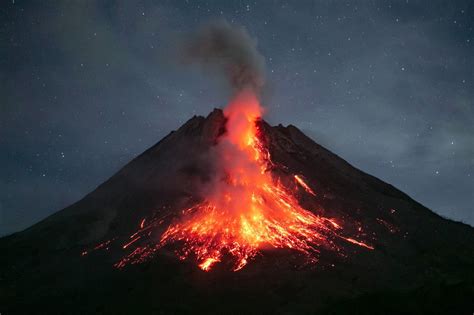 A Erupção do Monte Merapi em 2010: Uma Explosão de Poder da Natureza e um Teste à Resiliência Humana